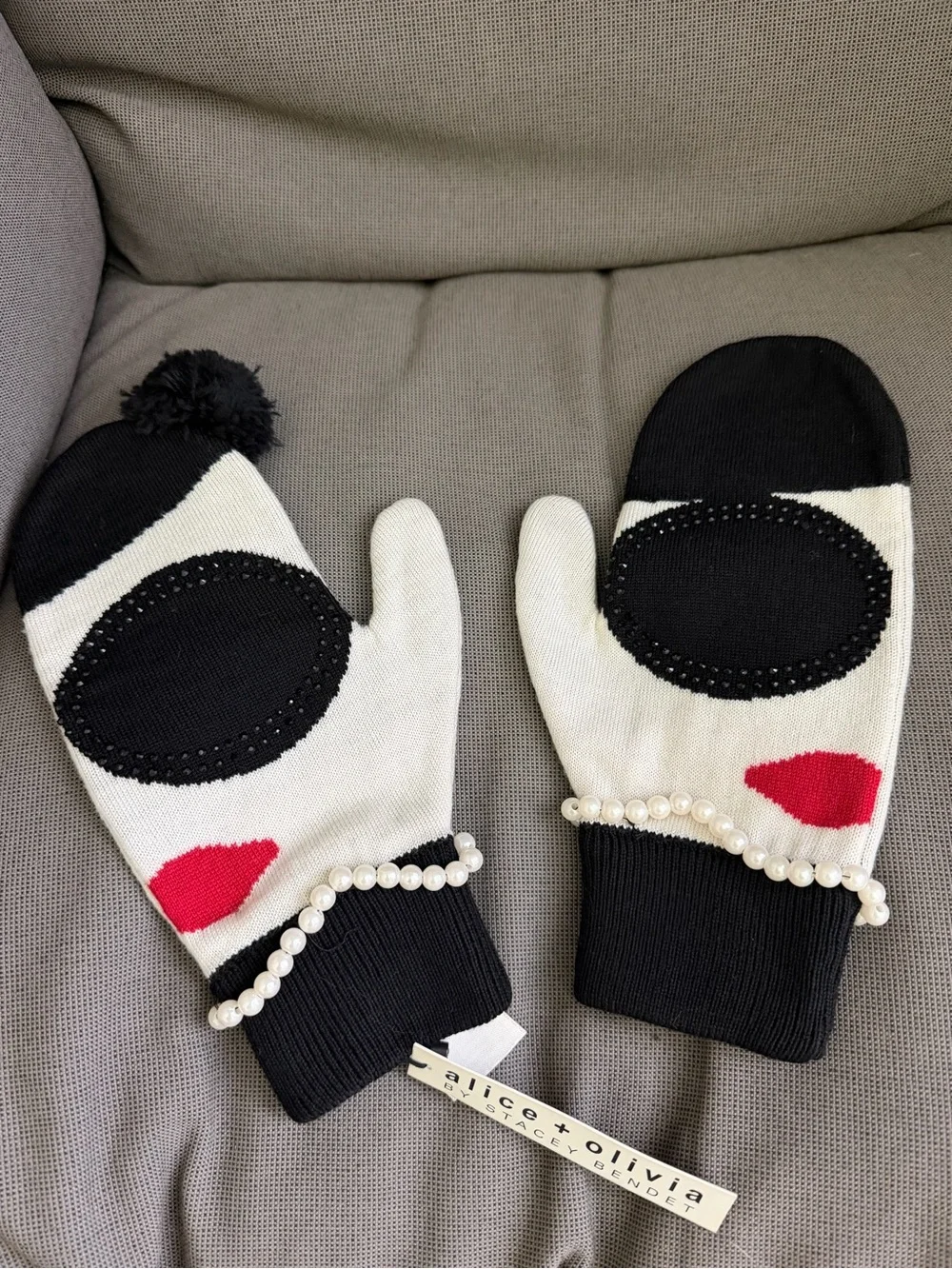 Alice + Olivia Black, White & Red Pearl-Trim Knit GLOVES